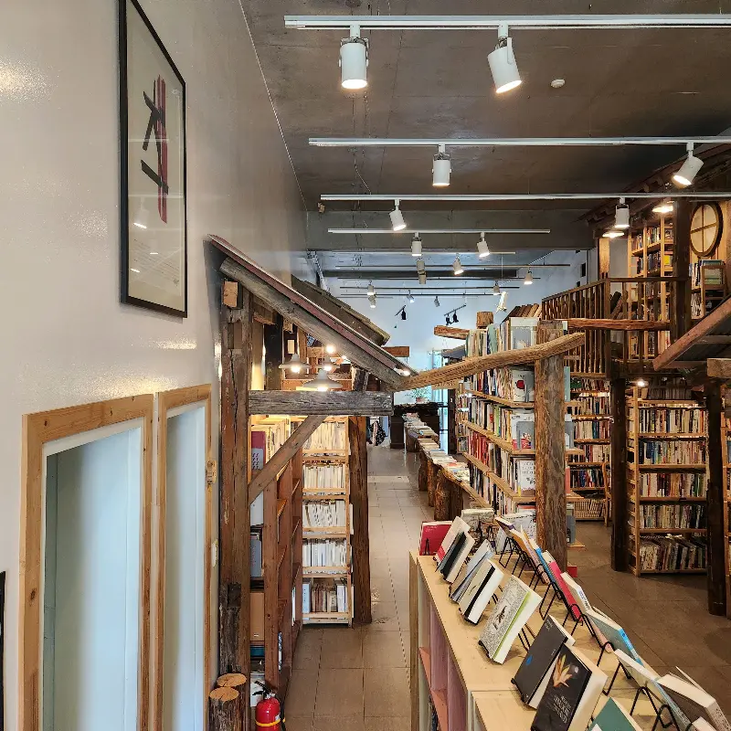 카페 내부의 독특한 인테리어