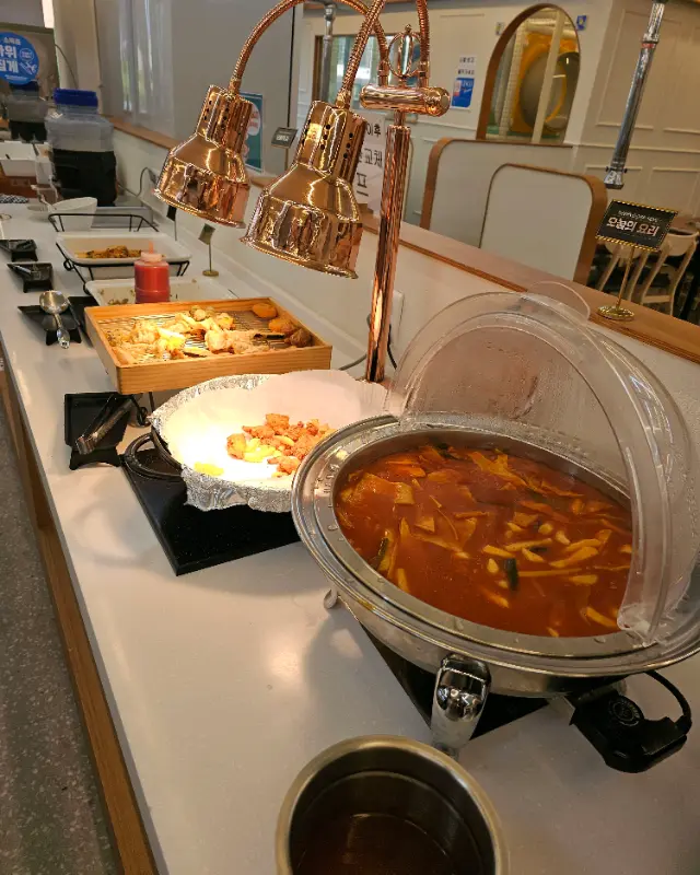 다양한 샐러드바 메뉴