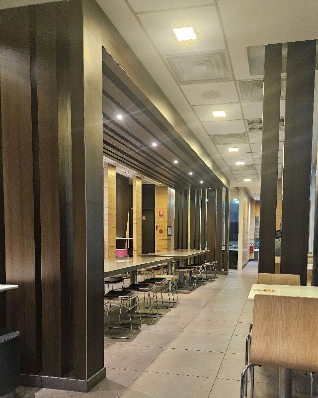 넓고 깔끔한 맥도날드 매장 내부