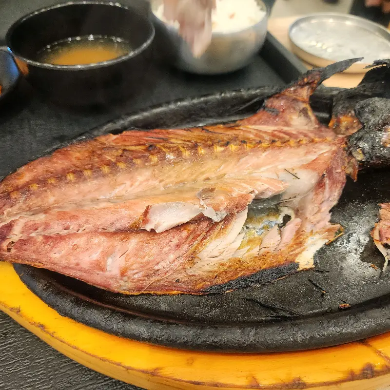 노릇하게 구워진 고등어구이