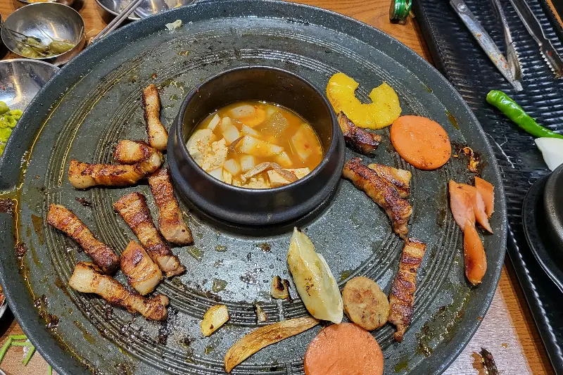 솥뚜껑에 볶아먹는 김치볶음밥