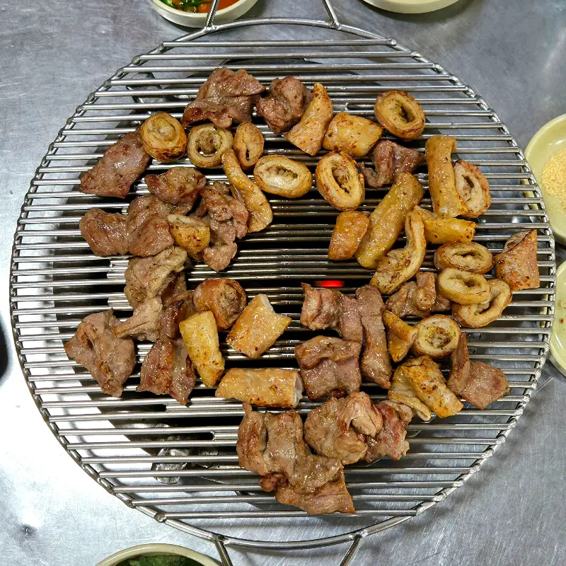 불판 위 막창, 갈매기살, 껍데기