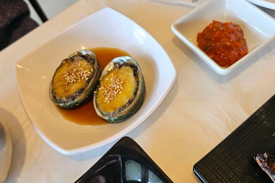 윤기가 흐르는 전복 요리