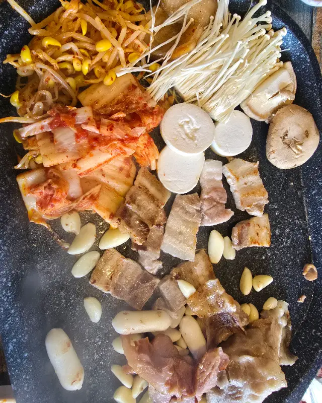 불판 가득 구워진 고기