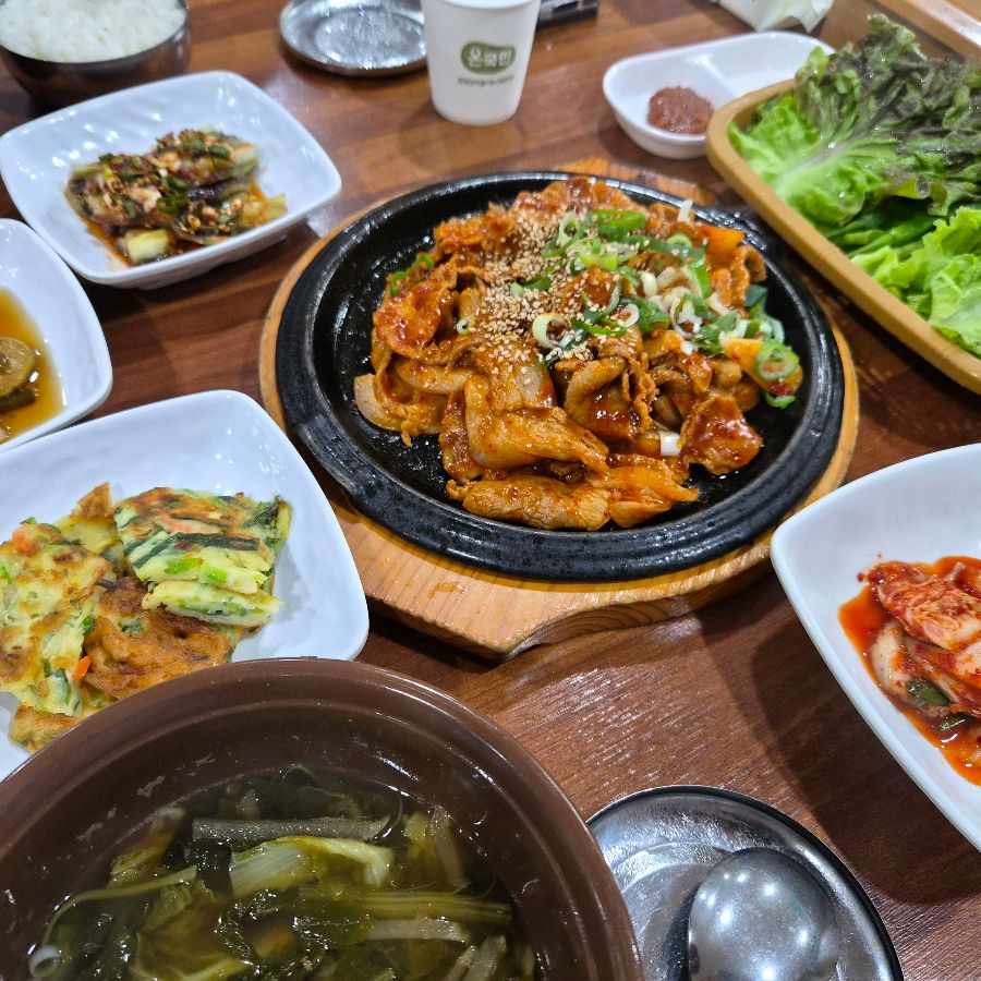 푸짐한 제육쌈밥 한상차림