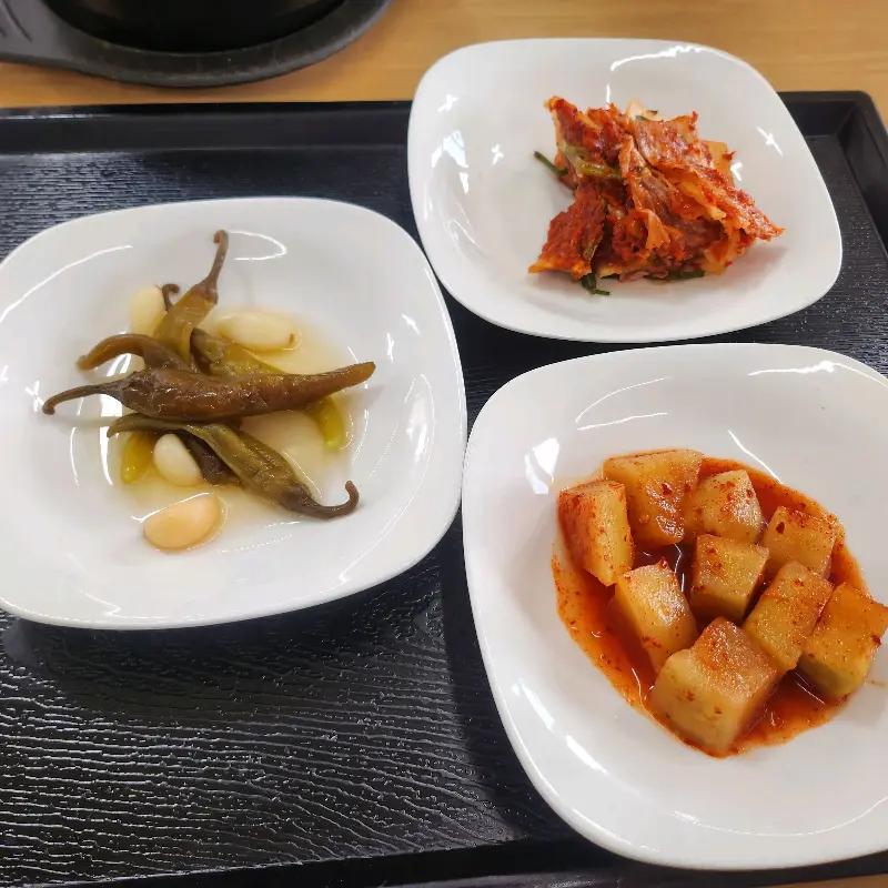 정갈하게 담겨 나온 밑반찬