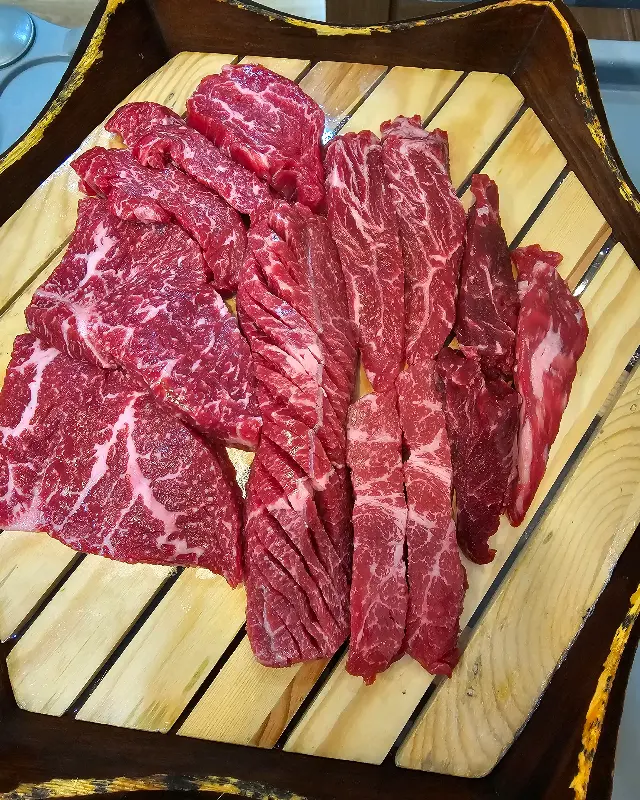 다양한 부위가 담긴 한우 모듬 한 상