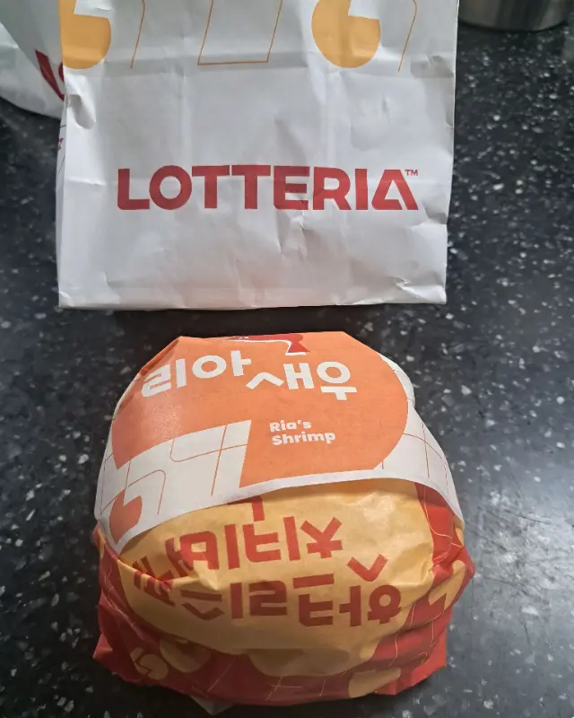 새우버거 포장 모습