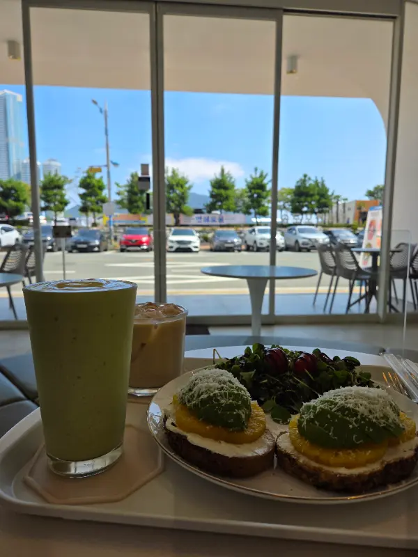 디아펠리즈에서 브런치와 함께 즐기는 음료