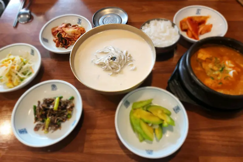 콩국수와 얼큰순두부 한 상 차림