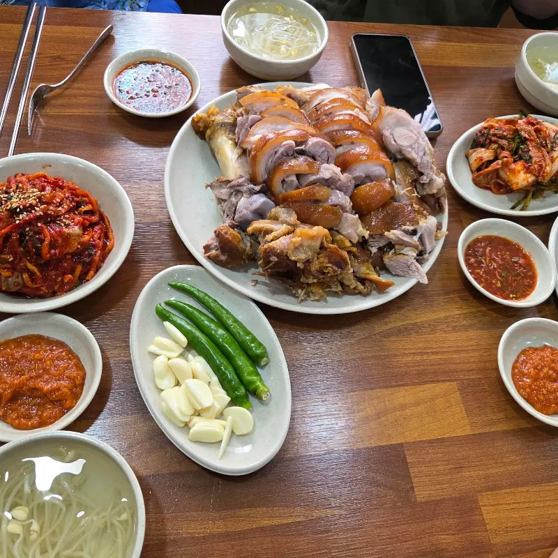 한 상 가득 차려진 모습