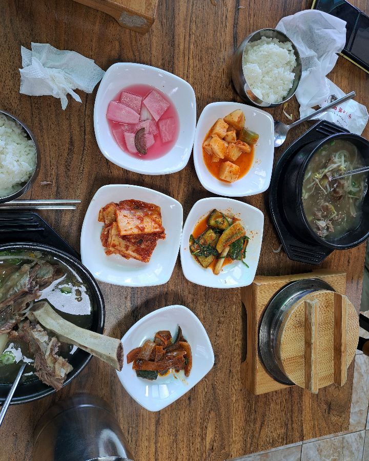 다채로운 밑반찬과 갈비탕의 조화