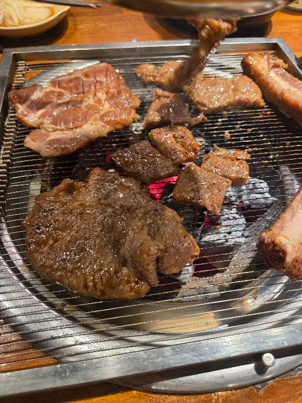 숯불 위에서 맛있게 익어가는 돼지갈비