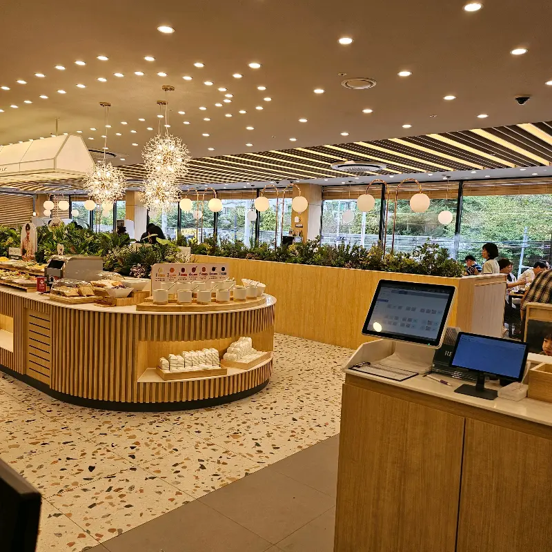 넓고 쾌적한 매장 내부