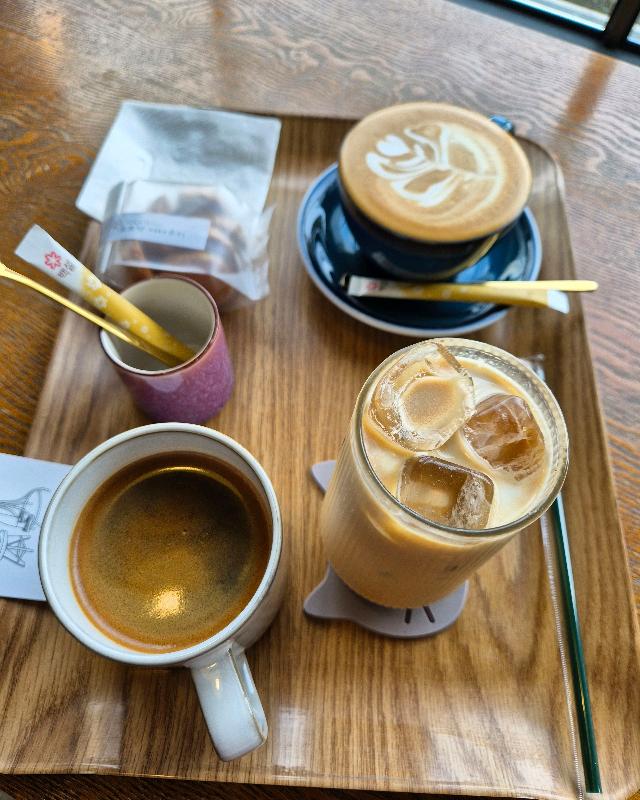 테이블 위에 놓인 커피와 디저트