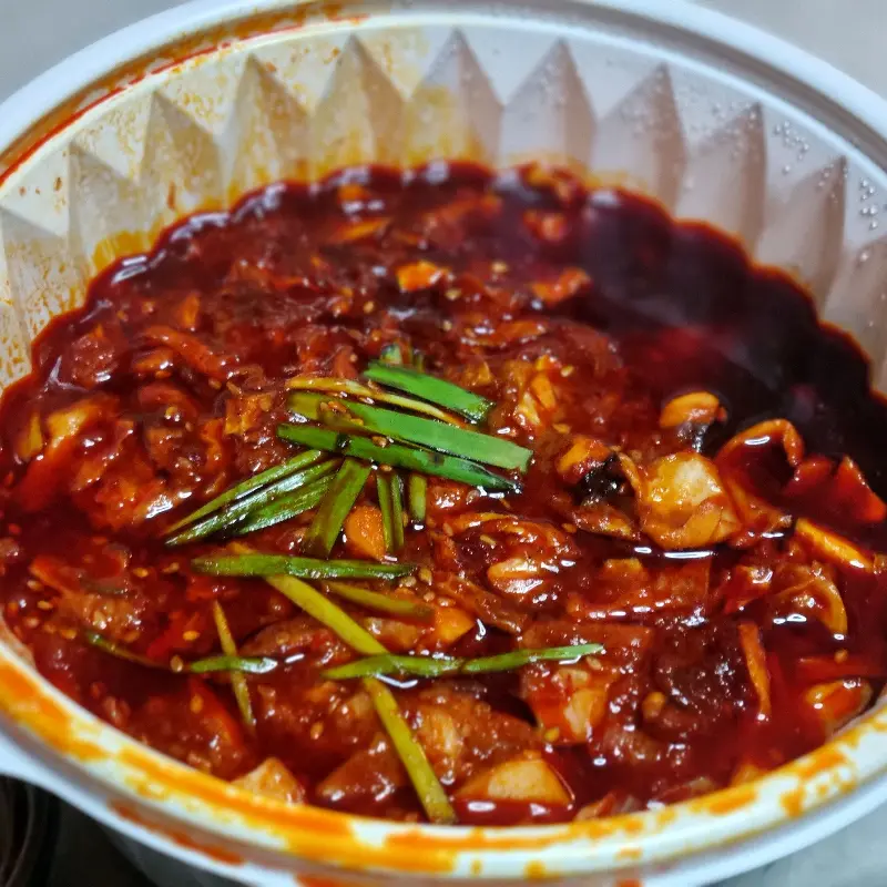 붉은 양념이 돋보이는 낙지볶음