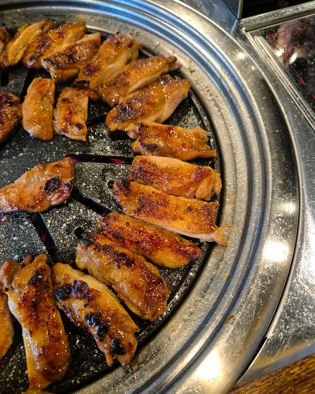 노릇노릇하게 구워진 닭구이