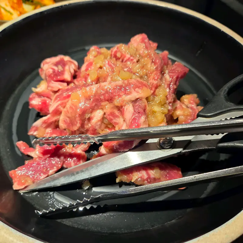 양념이 잘 배어있는 돼지갈비