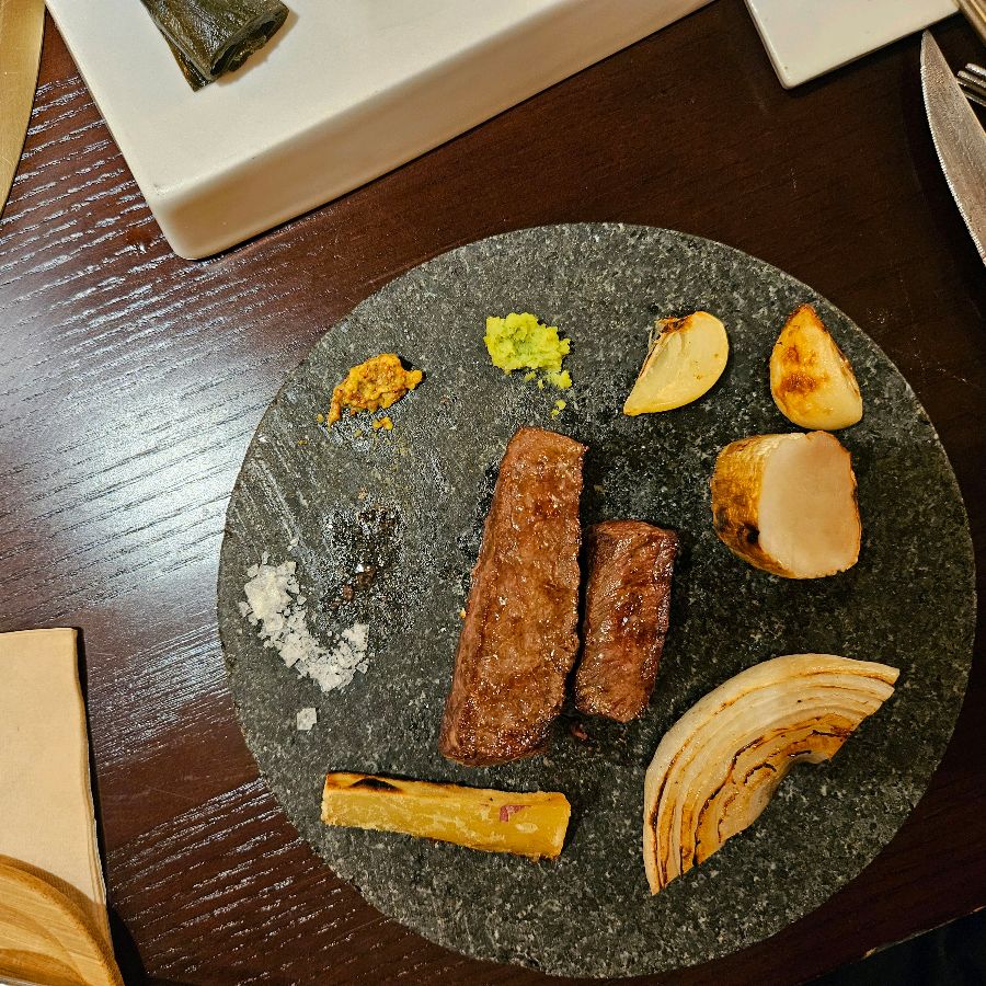 구운 야채와 함께 즐기는 한우