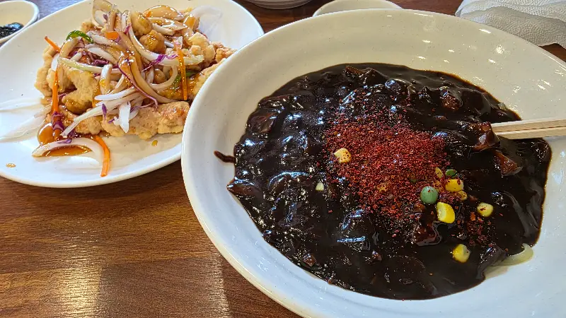 윤기가 흐르는 짜장면