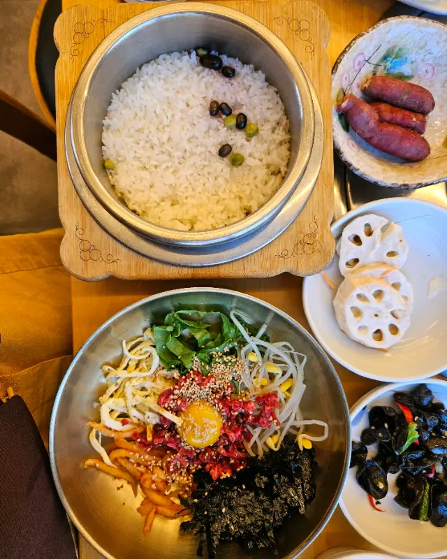 육회 비빔밥과 솥밥