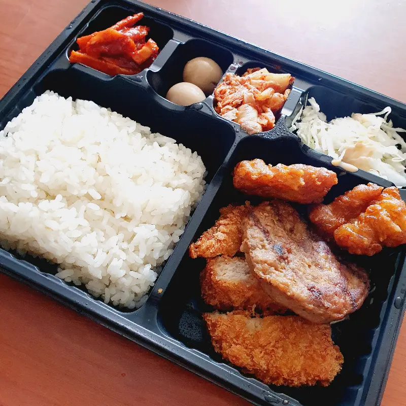 다양한 반찬이 담긴 도시락