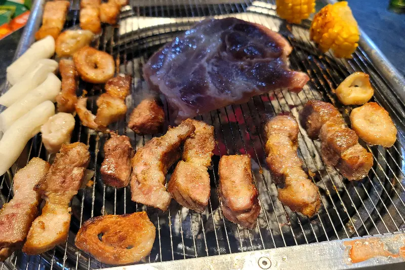 숯불 위에서 구워지는 고기