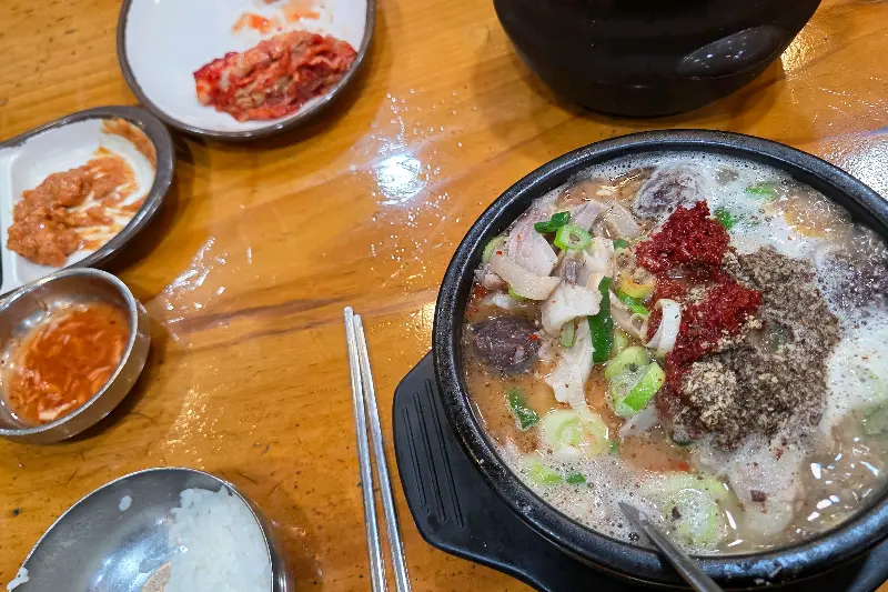 순대국에 다진 양념을 넣은 모습