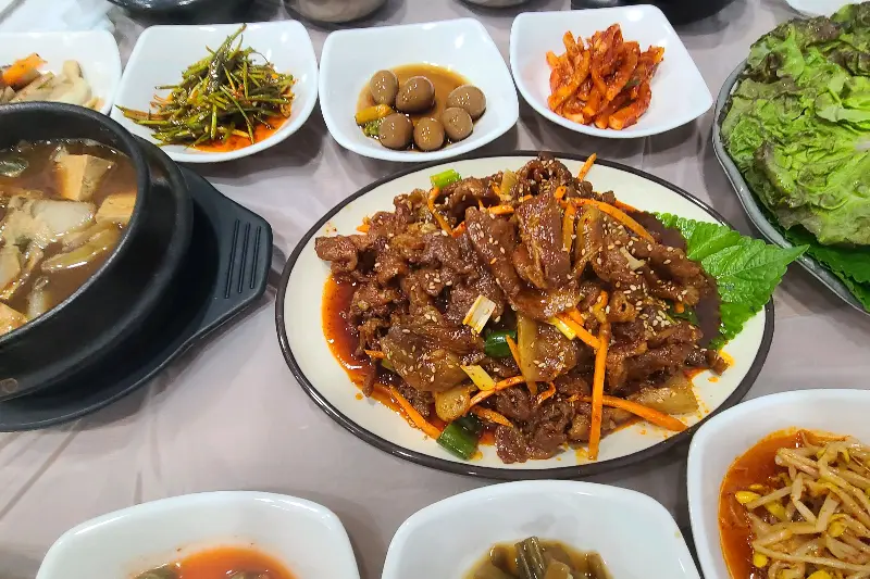 푸짐하게 차려진 시골쌈밥 한상차림