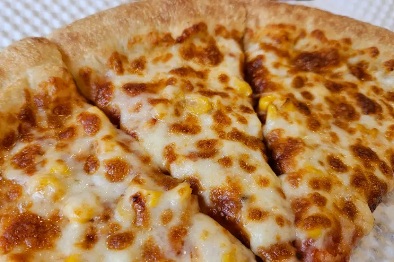 한 조각 크게 베어문 피자의 단면