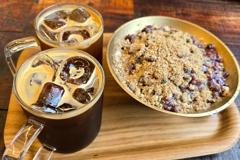 놋그릇에 담겨 나온 팥빙수와 아이스 아메리카노