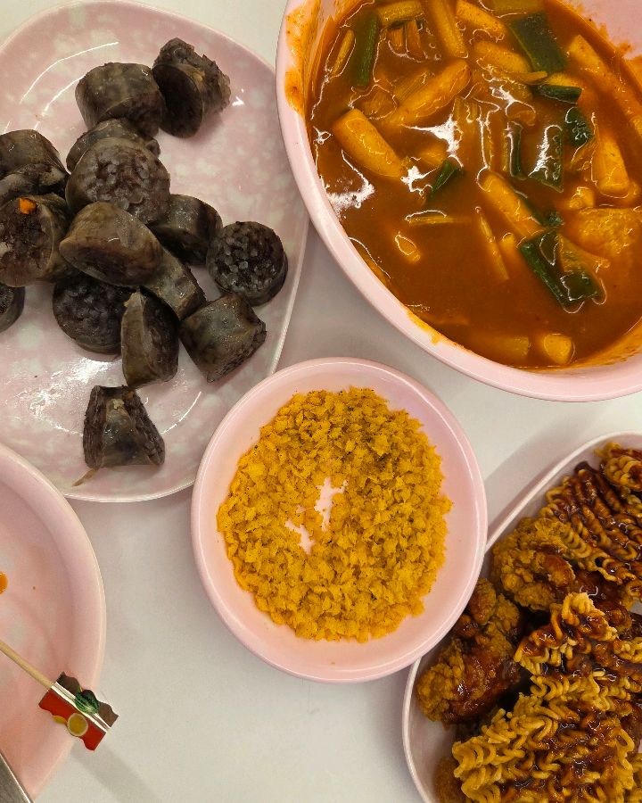 푸짐하게 차려진 떡볶이, 순대, 튀김 한 상