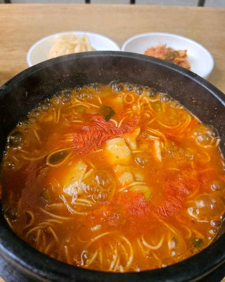 어죽의 붉은 빛깔과 면발