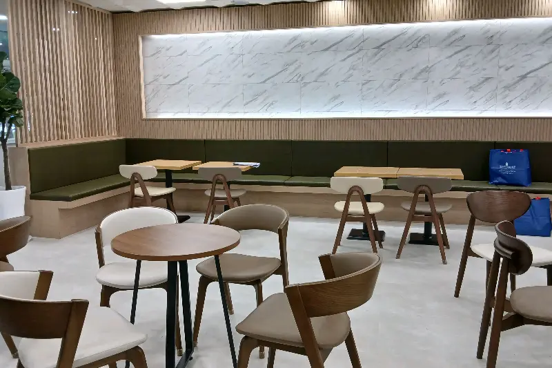 편안하고 아늑한 분위기의 카페 내부