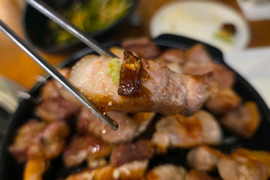 다채로운 소스와 함께 즐기는 삼겹살