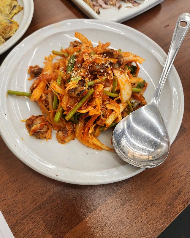 매콤달콤한 양념에 버무려진 꼬막 비빔밥