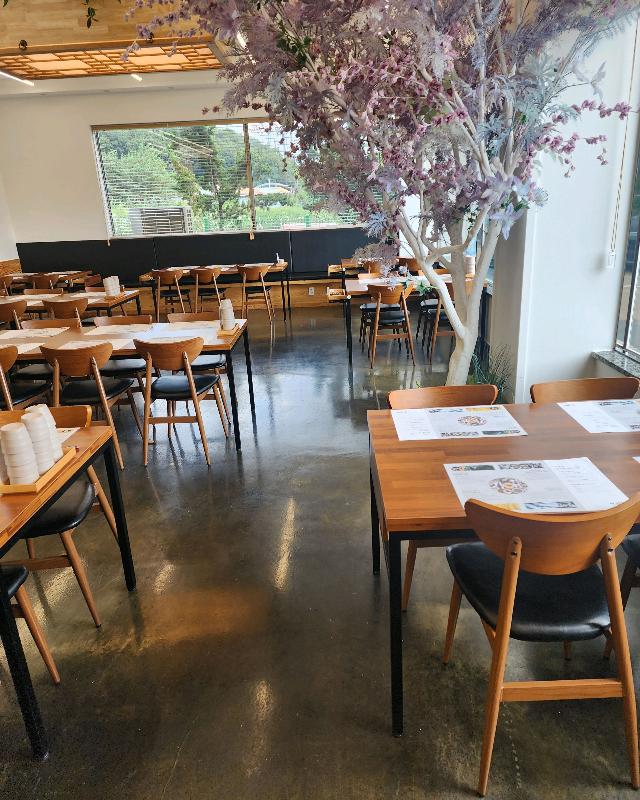 넓고 깔끔한 매장 내부