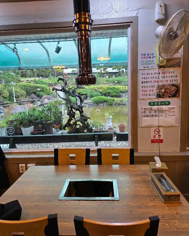 테이블과 창밖 풍경