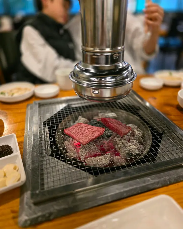 숯불 위에 올려진 한우 등심