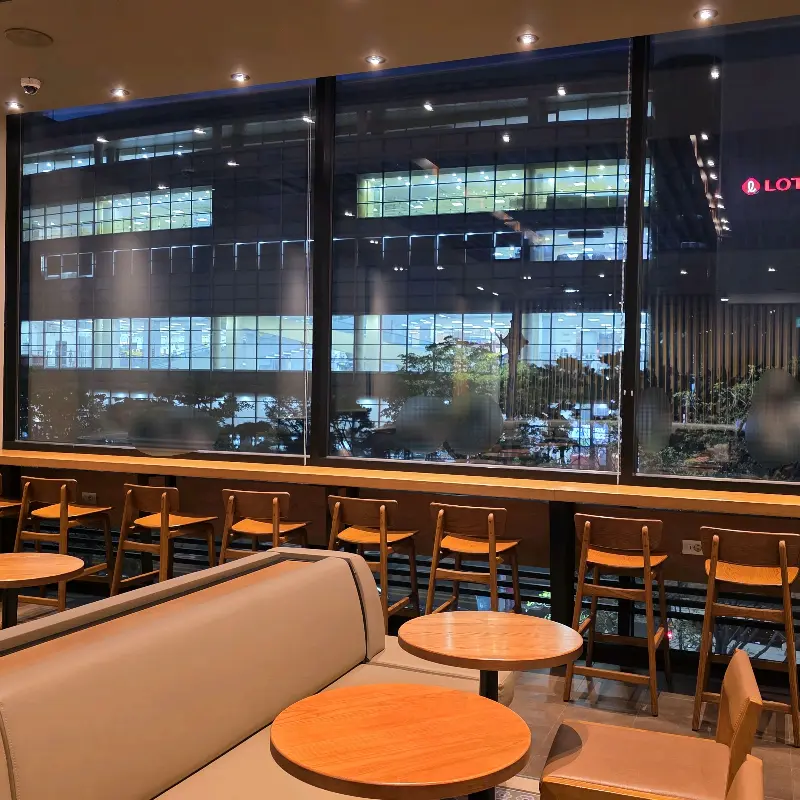 창가 좌석에서 바라본 스타벅스 천안성정DT점의 야경