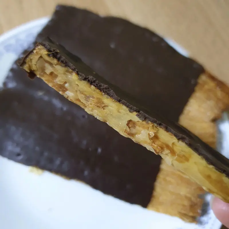 초콜릿이 듬뿍 덮인 빨미에