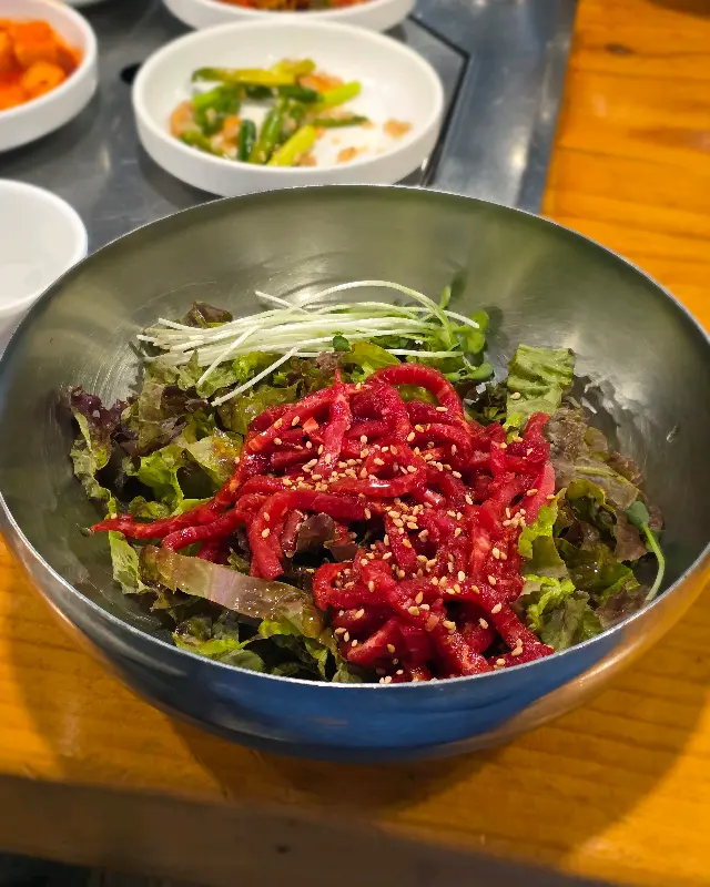 신선한 육회가 듬뿍 올려진 육회비빔밥