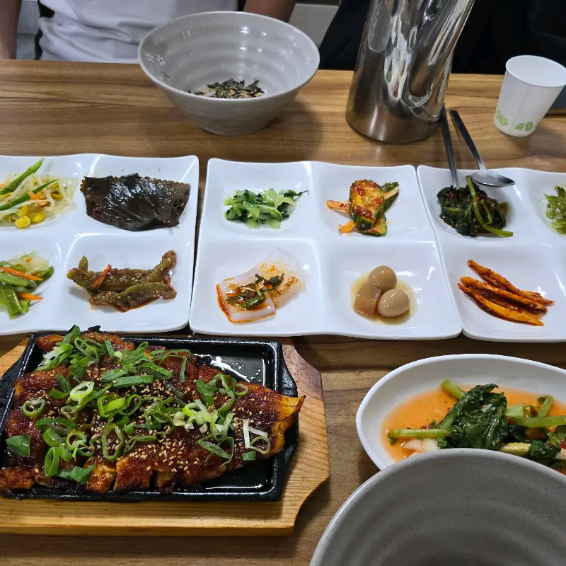 돌솥밥과 황태구이 정식 한상차림