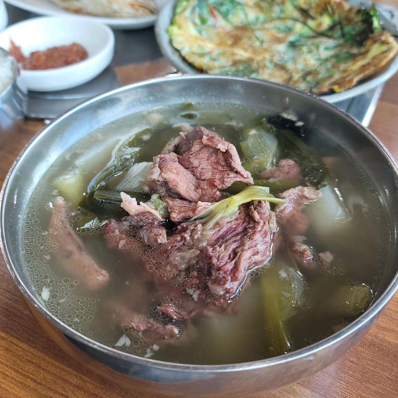 큼지막한 소고기 덩어리가 인상적인 능이소고기국