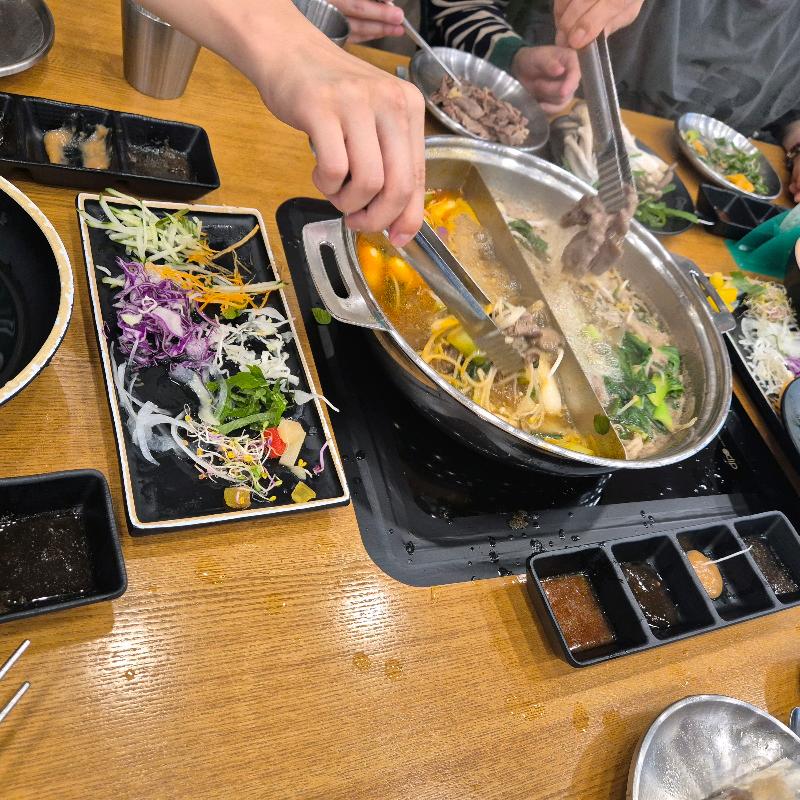 샤브샤브를 즐기는 모습