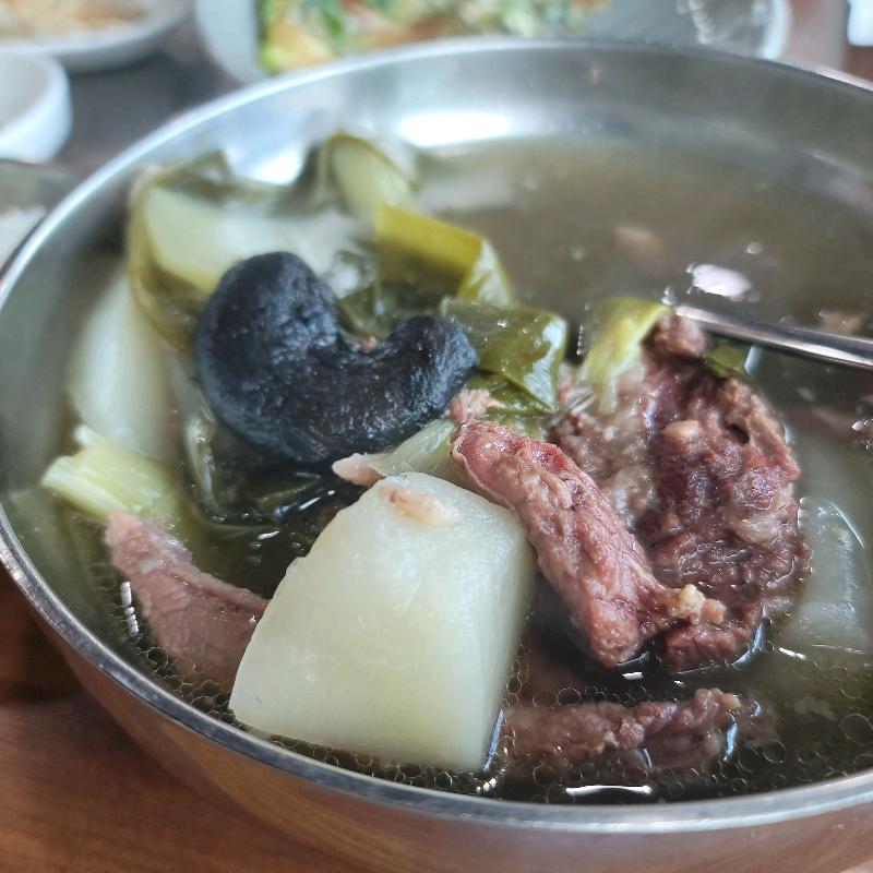 능이버섯과 소고기가 가득한 국물