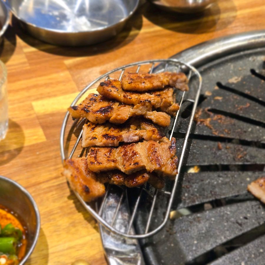 잘 구워진 돼지 생갈비가 먹기 좋게 놓여진 모습