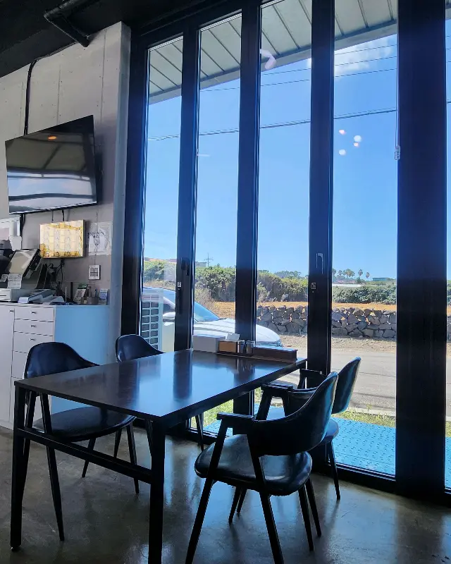 탁 트인 통창으로 보이는 시원한 바다 뷰