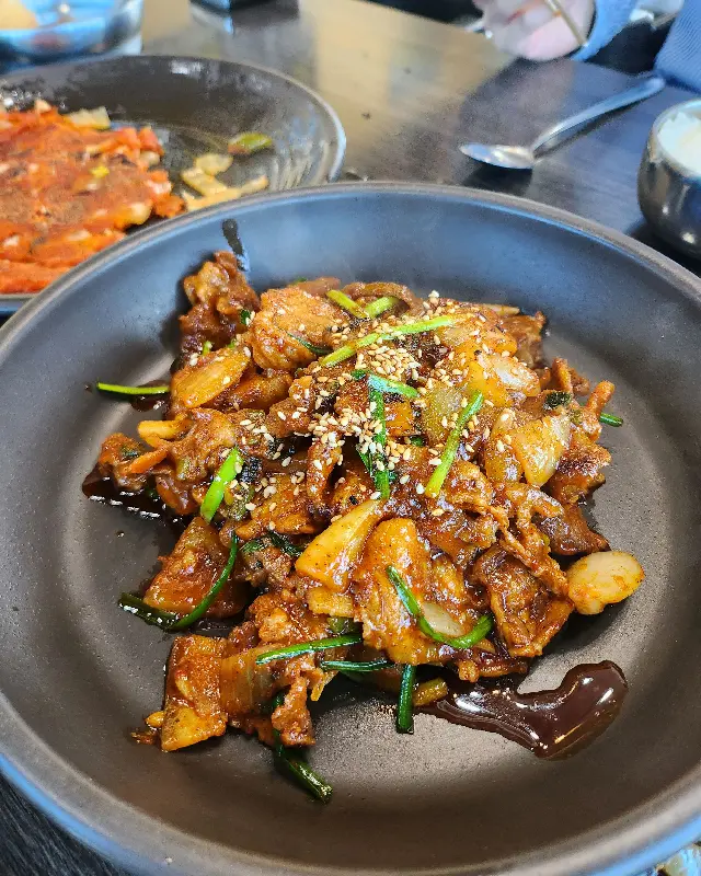 윤기가 자르르 흐르는 흑돼지 주물럭