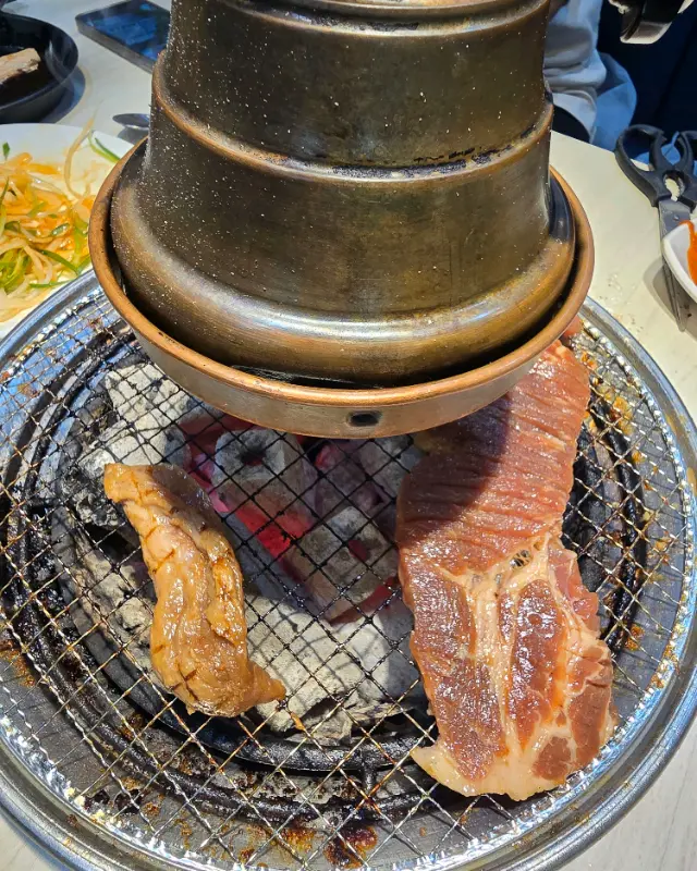 숯불 위에서 구워지는 돼지갈비